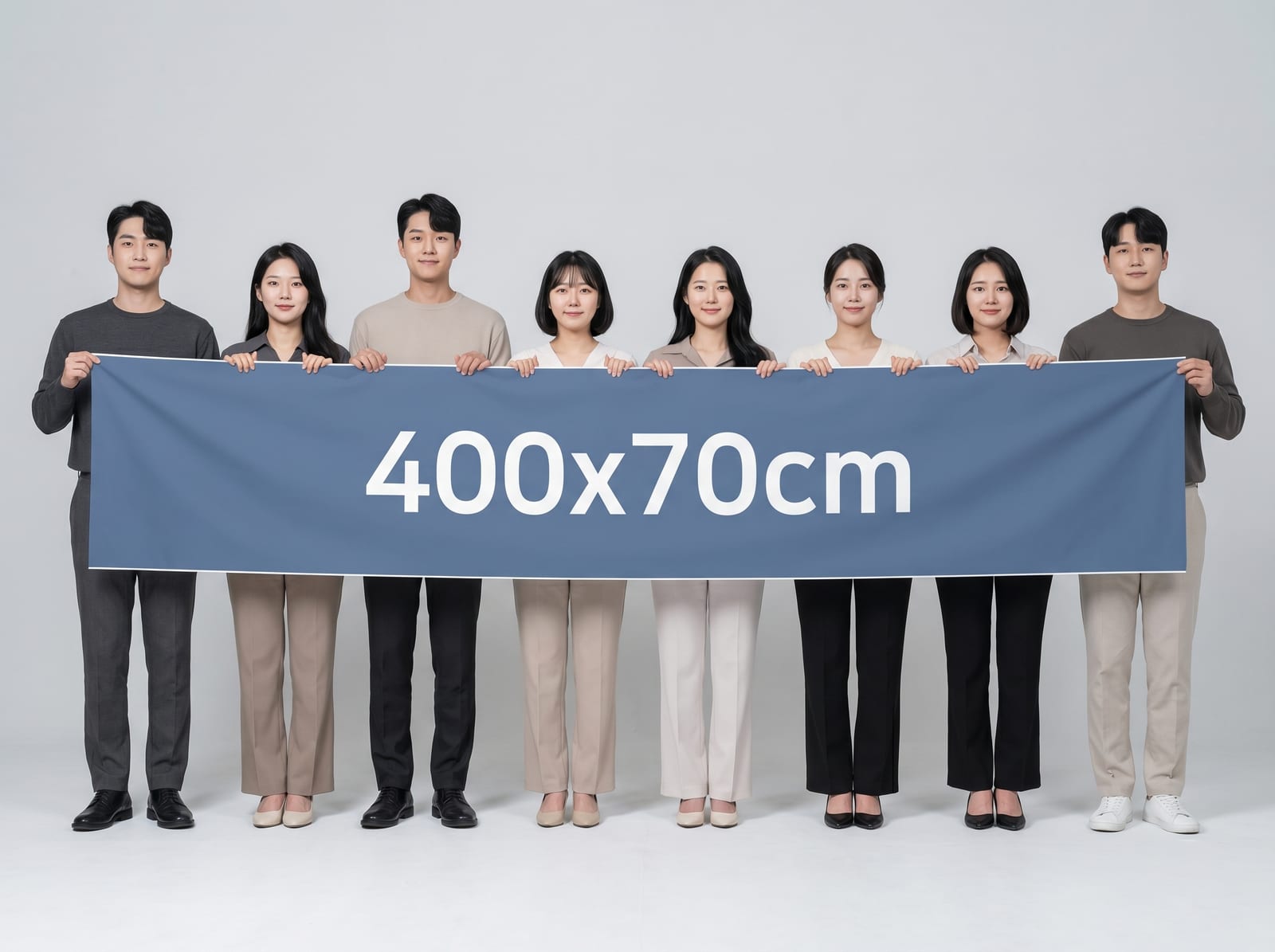 400×70cm 현수막을 사람 5~8인 옆에서 비교한 사이즈 체감 컷